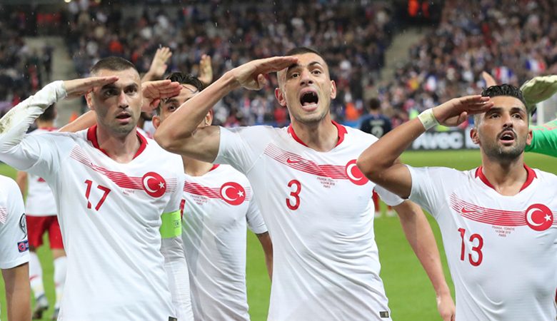 Η αντίδραση των οπαδών στον στρατιωτικό χαιρετισμό των παικτών της εθνικής Τουρκίας