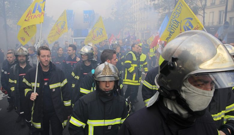 Δακρυγόνα και αντλίες νερού κατά πυροσβεστών στο Παρίσι