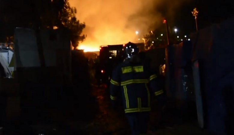 Σάμος: Φωτιά στον υπαίθριο καταυλισμό γύρω από το hotspot