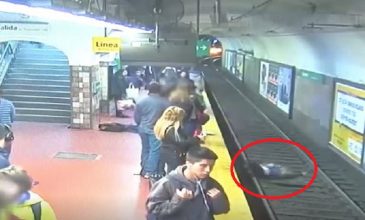 Η στιγμή που γυναίκα πέφτει στις ράγες του μετρό στο Μπουένος Άιρες