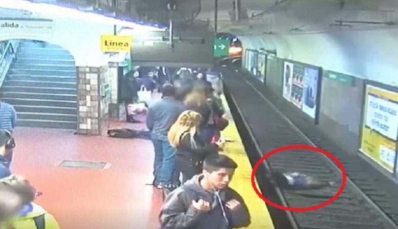 Η στιγμή που γυναίκα πέφτει στις ράγες του μετρό στο Μπουένος Άιρες