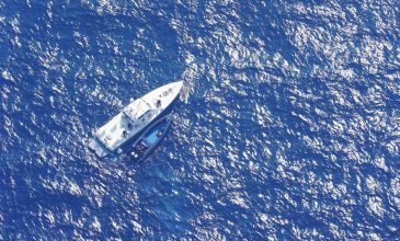 Βύθιση σκάφους στη Μήλο: Οι επιβαίνοντες περισυλλέγονται από sea jet