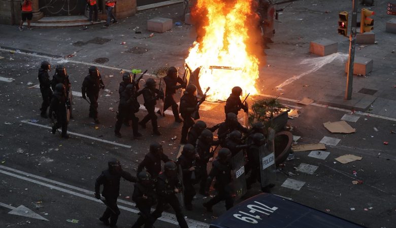 H Mαδρίτη στέλνει μονάδες της πολιτοφυλακής στη Βαρκελώνη