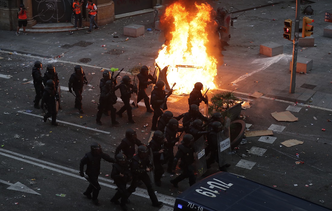 H Mαδρίτη στέλνει μονάδες της πολιτοφυλακής στη Βαρκελώνη