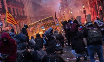 Συγκρούσεις και οδομαχίες σε ακόμα μία νύχτα χάους στη Βαρκελώνη