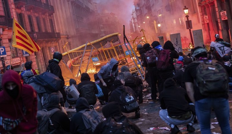 Συγκρούσεις και οδομαχίες σε ακόμα μία νύχτα χάους στη Βαρκελώνη