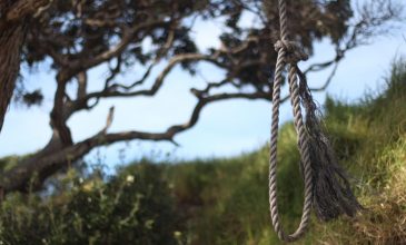 Τραγωδία στη Λαμία: Κρεμάστηκε στο δέντρο της αυλής του