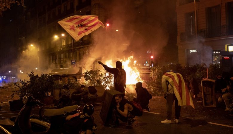 Νύχτα βίαιων συγκρούσεων διαδηλωτών και αστυνομίας στη Βαρκελώνη