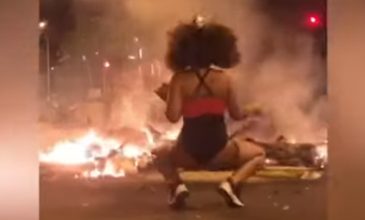 Το «καυτό» twerking νεαρής κοπέλας μπροστά σε οδοφράγματα στη Βαρκελώνη
