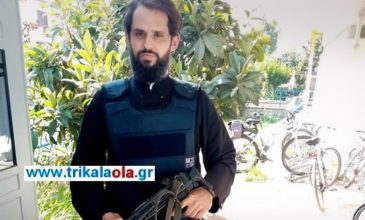 Παπάς – αστυνομικός φυλάει σκοπιά με… όπλο στα Τρίκαλα