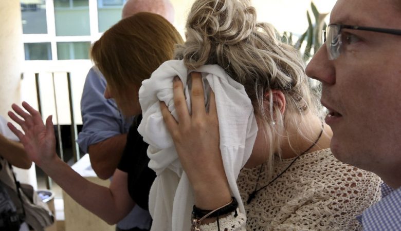 Ομαδικός βιασμός στην Κύπρο: Επιστρέφει στη Βρετανία η 19χρονη