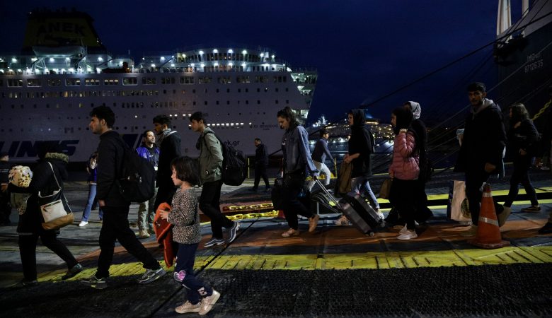 Στον Πειραιά από τη Λέσβο το πλοίο «Διαγόρας» με 156 αιτούντες άσυλο