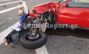 Σοκαριστικό τροχαίο στην εθνική οδό: Μηχανή «καρφώθηκε» σε αμάξι