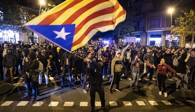 Συνομιλίες με τη Μαδρίτη για αυτοδιάθεση ζητούν οι Καταλανοί
