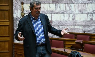 Ο Πολάκης σιγοτραγούδησε Στέλιο Καζαντζίδη την ώρα της ομιλίας του στη Βουλή