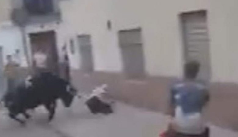 Σοκαριστικό βίντεο: Ταύρος στην Ισπανία χτυπάει βάναυσα άνδρα