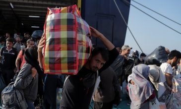 Στο λιμάνι του Πειραιά το «Νήσος Σάμος» με 57 πρόσφυγες από Μυτιλήνη και Χίο