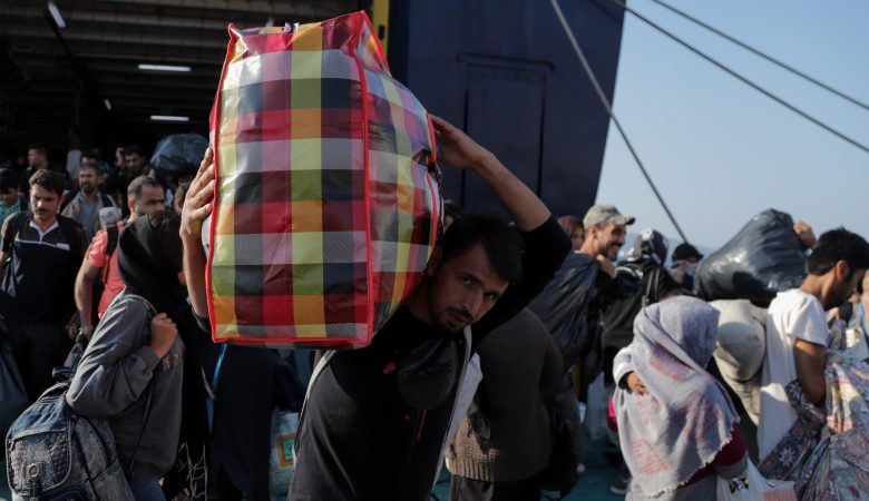 Στο λιμάνι του Πειραιά το «Νήσος Σάμος» με 57 πρόσφυγες από Μυτιλήνη και Χίο