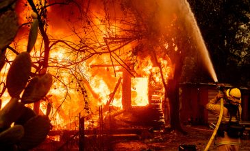 Καλιφόρνια: Μεγάλη φωτιά απειλεί σπίτια στη Σάντα Μπάρμπαρα