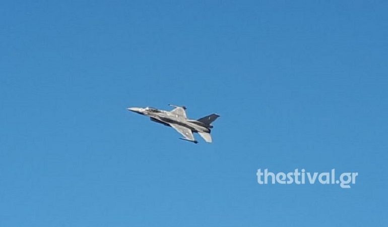 Εντυπωσιακοί ελιγμοί F-16 της ομάδας «Ζευς» στον ουρανό της Θεσσαλονίκης