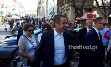 H βόλτα Μητσοτάκη στην πλατεία Αριστοτέλους στη Θεσσαλονίκη