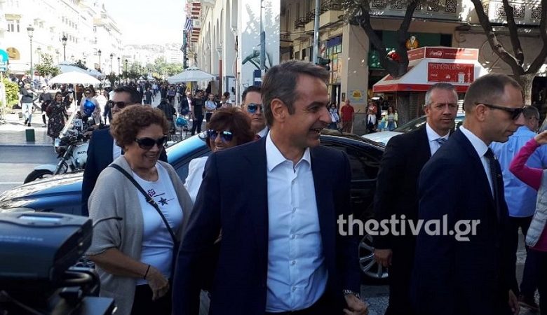 H βόλτα Μητσοτάκη στην πλατεία Αριστοτέλους στη Θεσσαλονίκη