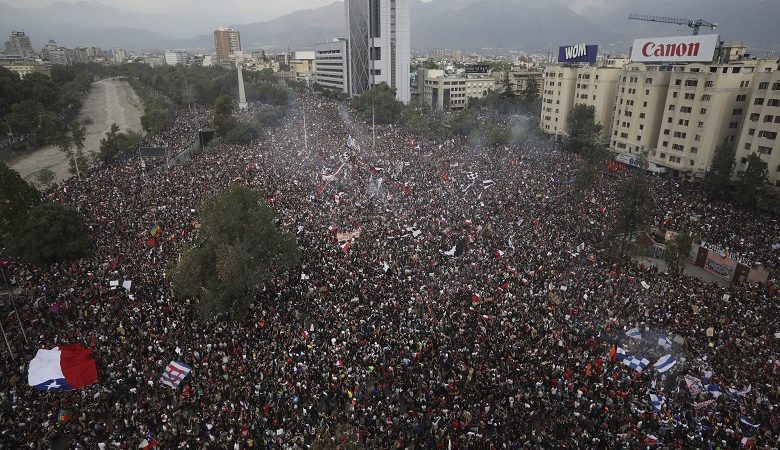 «Έλαβα το μήνυμα» δηλώνει ο πρόεδρος της Χιλής μετά τις πρωτοφανείς διαδηλώσεις