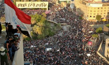 Εκατοντάδες Ιρακινοί παραμένουν για τέταρτη συνεχόμενη ημέρα στη πλατεία Ταχρίρ