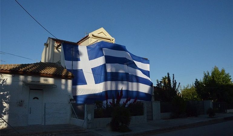 Αντιδήμαρχος στο Άργος κάλυψε το σπίτι του με ελληνική σημαία