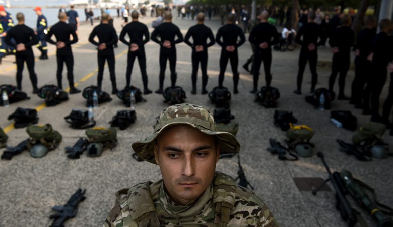 Με απόλυτη πειθαρχία η προετοιμασία των Ενόπλων Δυνάμεων για την παρέλαση – Όσα κατέγραψε ο φωτογραφικός φακός