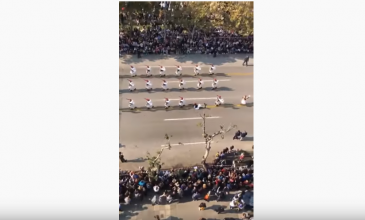 Βίντεο: Τσολιάς γλιστράει και πέφτει στη στρατιωτική παρέλαση