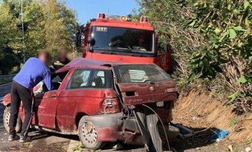 Σοβαρό τροχαίο έξω από το Μεσολόγγι: Τούμπαρε Ι.Χ. και εγκλωβίστηκε ο οδηγός