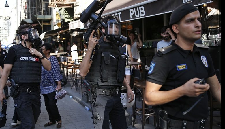 Δεκάδες ύποπτοι κρατούνται για επιθέσεις κατά την εθνική επέτειο της Τουρκίας