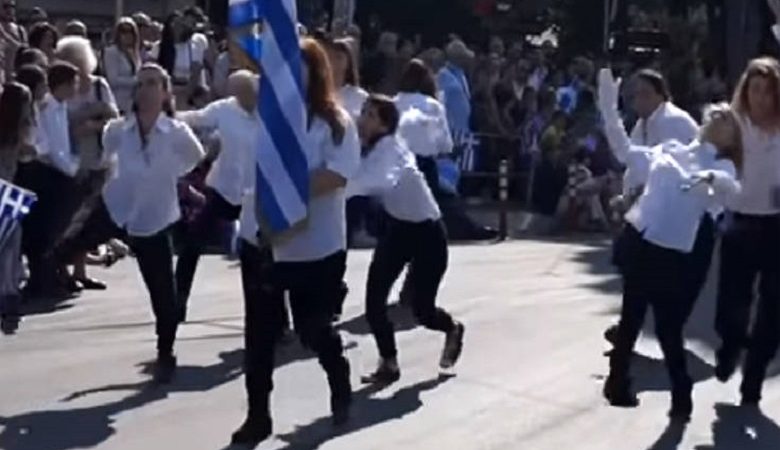 Η πρωτότυπη παρέλαση στη Ν. Φιλαδέλφεια που «πάγωσε» τον κόσμο