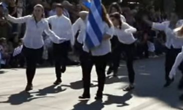 «Προσβολή της ελληνικής σημαίας» η αλά Monty Python παρέλαση