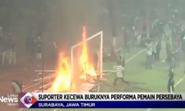 Οπαδοί έκαψαν και κατέστρεψαν γήπεδο στην Ινδονησία