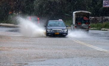 Καταρρακτώδης βροχή, τροχαία και διακοπές ρεύματος στην Κρήτη