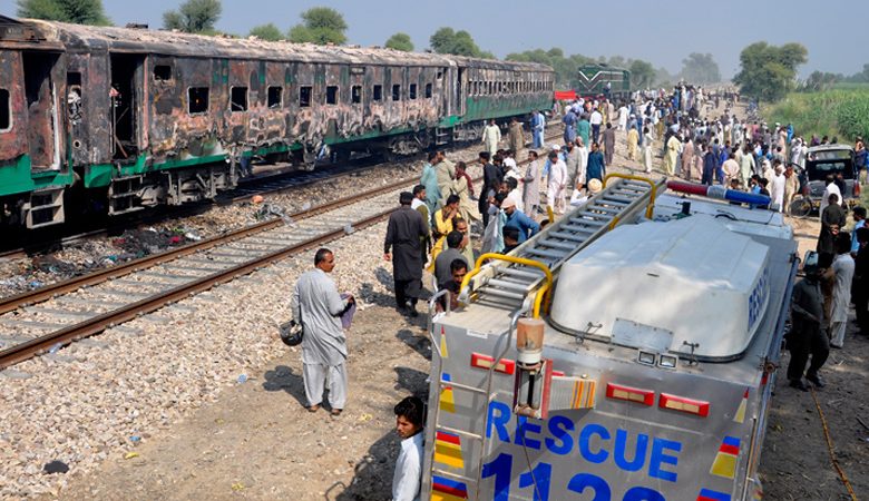 Τραγωδία στο Πακιστάν: Τουλάχιστον 71 νεκροί στο φλεγόμενο τρένο