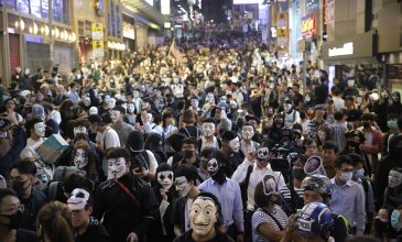 Χονγκ Κονγκ: Διακρυγόνα σε μασκοφόρους διαδηλωτές