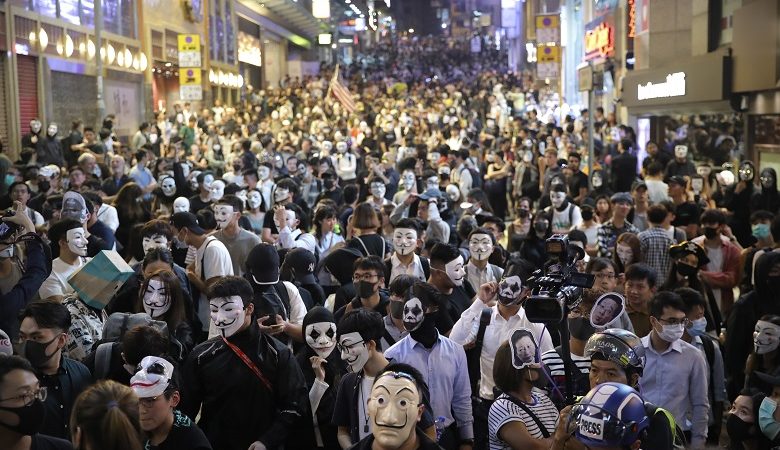 Χονγκ Κονγκ: Διακρυγόνα σε μασκοφόρους διαδηλωτές