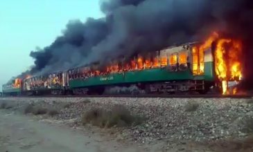 Σοκαριστικές εικόνες με φλεγόμενο τρένο στο Πακιστάν