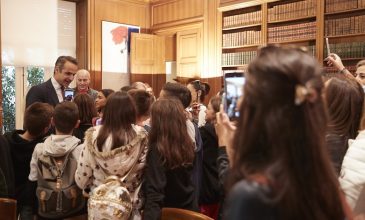 Συνάντηση Μητσοτάκη με μικρούς μαθητές δημοτικού σχολείου