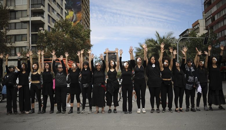 Σιωπηλή διαμαρτυρία μαυροφορεμένων Χιλιανών