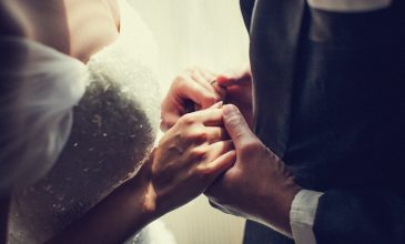 Γάμοι στην εποχή του κοροναϊού: Δεξιώσεις με χορό… εκ περιτροπής και live streaming για τις ευπαθείς ομάδες