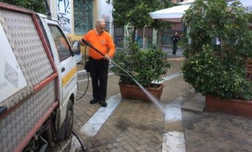Επιχείρηση καθαρισμού στο Ψυρρή από συνεργεία του Δήμου Αθηναίων