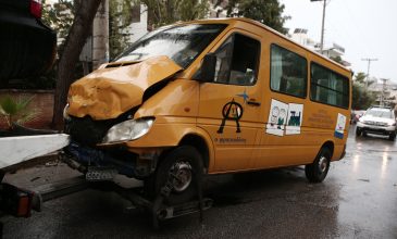 Τροχαίο με τραυματίες μαθητές σε σχολικό λεωφορείο στη Βούλα