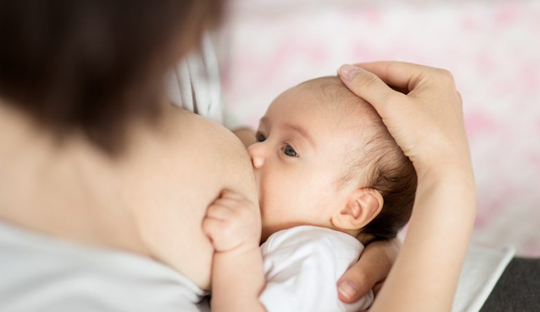 Εμβόλια mRNA: Τι γίνεται με τις εμβολιασμένες μητέρες που θηλάζουν