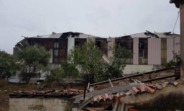 Ανεμοστρόβιλος «ξήλωσε» οροφή εργοστασίου και δένδρα στην Καλαμάτα