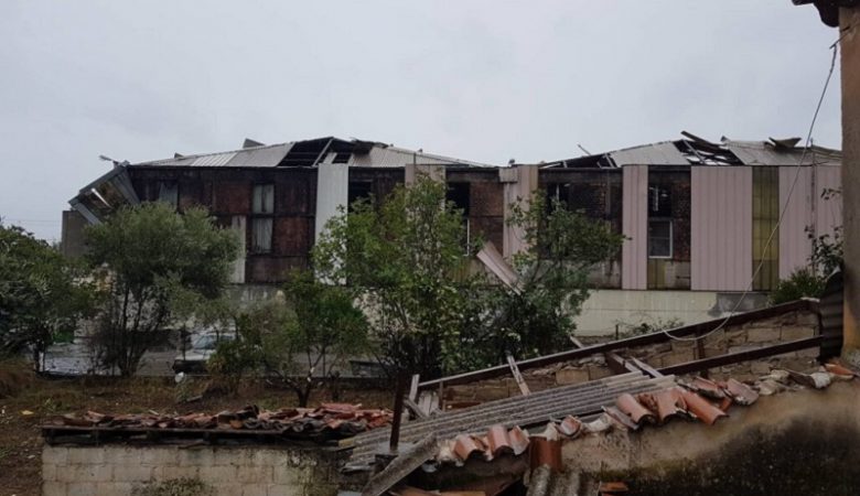 Ανεμοστρόβιλος «ξήλωσε» οροφή εργοστασίου και δένδρα στην Καλαμάτα