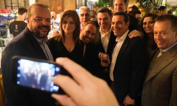 Αλέξης Τσίπρας στου Ψυρρή: Χαλαρό ποτό και selfies με τους βουλευτές του ΣΥΡΙΖΑ